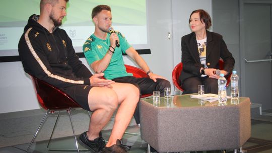 Mariusz Marcyniak (ChKS Chełm) i Michał Kobiałka (Chełmianka Chełm) spotkali się z fanami w bibliotece [GALERIA ZDJĘĆ]