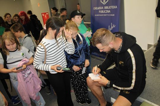 Mariusz Marcyniak (ChKS Chełm) i Michał Kobiałka (Chełmianka Chełm) spotkali się z fanami w bibliotece [GALERIA ZDJĘĆ]
