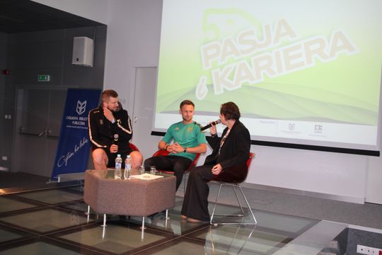 Mariusz Marcyniak (ChKS Chełm) i Michał Kobiałka (Chełmianka Chełm) spotkali się z fanami w bibliotece [GALERIA ZDJĘĆ]