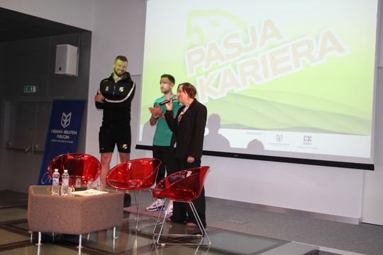 Mariusz Marcyniak (ChKS Chełm) i Michał Kobiałka (Chełmianka Chełm) spotkali się z fanami w bibliotece [GALERIA ZDJĘĆ]