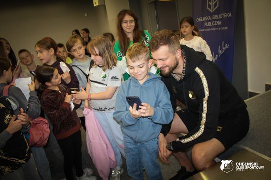Mariusz Marcyniak (ChKS Chełm) i Michał Kobiałka (Chełmianka Chełm) spotkali się z fanami w bibliotece [GALERIA ZDJĘĆ]