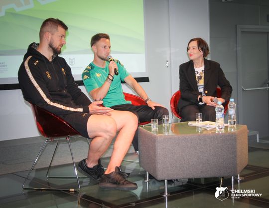 Mariusz Marcyniak (ChKS Chełm) i Michał Kobiałka (Chełmianka Chełm) spotkali się z fanami w bibliotece [GALERIA ZDJĘĆ]