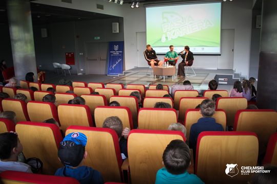 Mariusz Marcyniak (ChKS Chełm) i Michał Kobiałka (Chełmianka Chełm) spotkali się z fanami w bibliotece [GALERIA ZDJĘĆ]