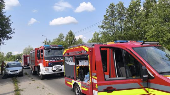 Dachowanie w Hannie. Zjechał z drogi i wpadł na sosnę. Jedna osoba trafiła do szpitala [ZDJĘCIA]