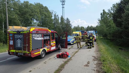 Dachowanie w Hannie. Zjechał z drogi i wpadł na sosnę. Jedna osoba trafiła do szpitala [ZDJĘCIA]