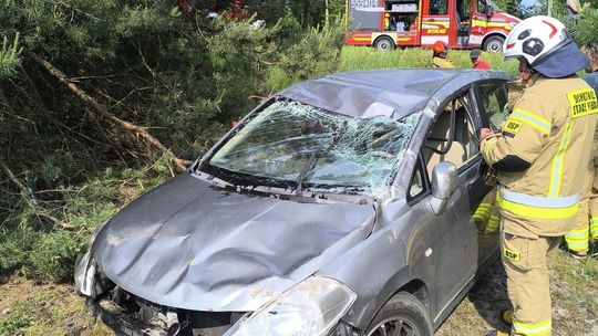 Dachowanie w Hannie. Zjechał z drogi i wpadł na sosnę. Jedna osoba trafiła do szpitala [ZDJĘCIA]