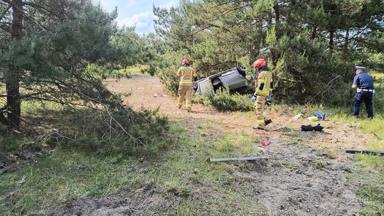 Dachowanie w Hannie. Zjechał z drogi i wpadł na sosnę. Jedna osoba trafiła do szpitala [ZDJĘCIA]