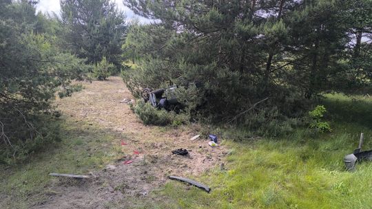 Dachowanie w Hannie. Zjechał z drogi i wpadł na sosnę. Jedna osoba trafiła do szpitala [ZDJĘCIA]