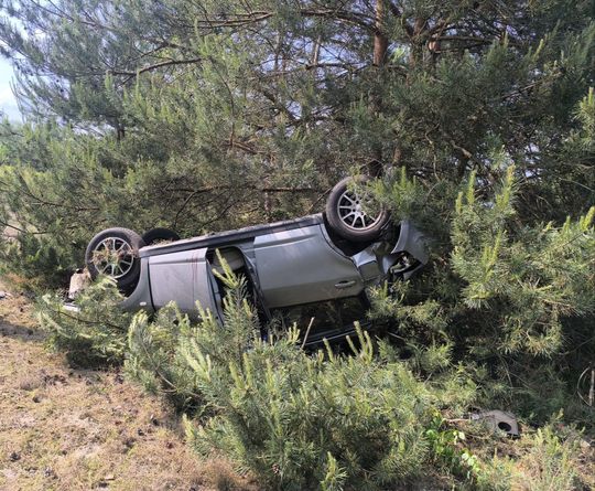 Dachowanie w Hannie. Zjechał z drogi i wpadł na sosnę. Jedna osoba trafiła do szpitala [ZDJĘCIA]