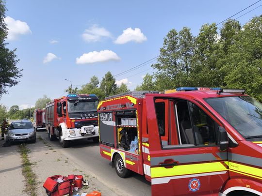 Dachowanie w Hannie. Zjechał z drogi i wpadł na sosnę. Jedna osoba trafiła do szpitala [ZDJĘCIA]