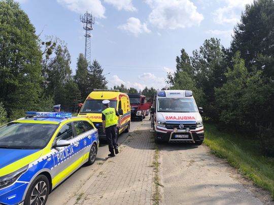 Dachowanie w Hannie. Zjechał z drogi i wpadł na sosnę. Jedna osoba trafiła do szpitala [ZDJĘCIA]
