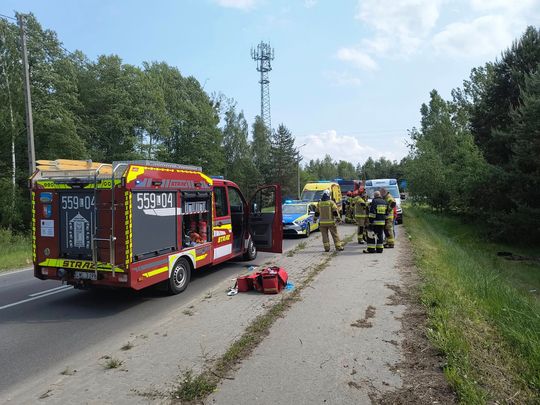 Dachowanie w Hannie. Zjechał z drogi i wpadł na sosnę. Jedna osoba trafiła do szpitala [ZDJĘCIA]