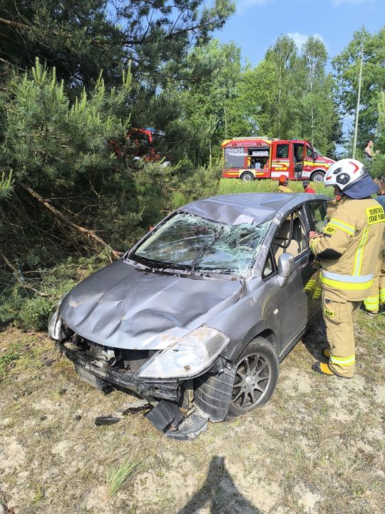 Dachowanie w Hannie. Zjechał z drogi i wpadł na sosnę. Jedna osoba trafiła do szpitala [ZDJĘCIA]