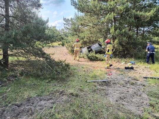 Dachowanie w Hannie. Zjechał z drogi i wpadł na sosnę. Jedna osoba trafiła do szpitala [ZDJĘCIA]