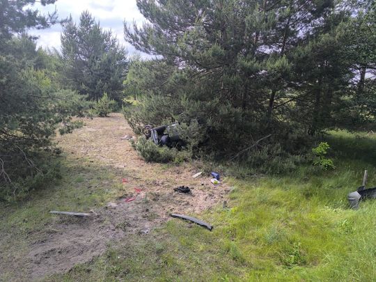 Dachowanie w Hannie. Zjechał z drogi i wpadł na sosnę. Jedna osoba trafiła do szpitala [ZDJĘCIA]