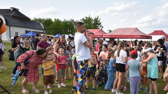 Radosny charytatywny Dzień Dziecka w Dorohusku. Zbierali pieniążki dla chorego Szymona [GALERIA ZDJĘĆ]