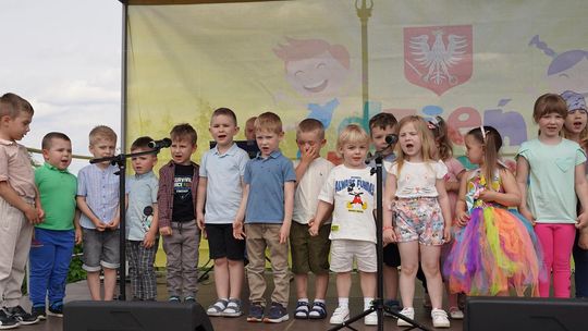 Radosny charytatywny Dzień Dziecka w Dorohusku. Zbierali pieniążki dla chorego Szymona [GALERIA ZDJĘĆ]