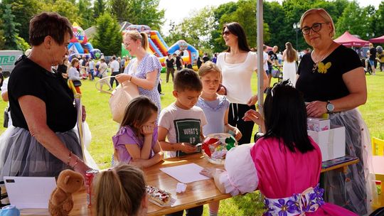 Radosny charytatywny Dzień Dziecka w Dorohusku. Zbierali pieniążki dla chorego Szymona [GALERIA ZDJĘĆ]