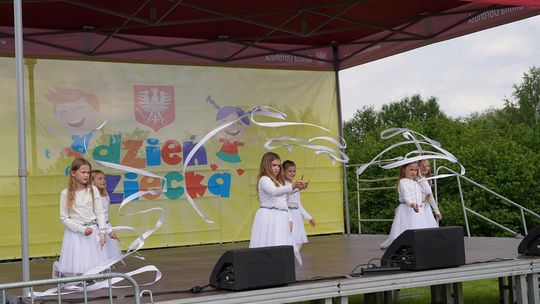 Radosny charytatywny Dzień Dziecka w Dorohusku. Zbierali pieniążki dla chorego Szymona [GALERIA ZDJĘĆ]