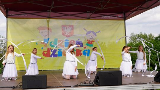 Radosny charytatywny Dzień Dziecka w Dorohusku. Zbierali pieniążki dla chorego Szymona [GALERIA ZDJĘĆ]