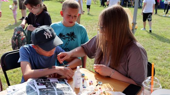 Radosny charytatywny Dzień Dziecka w Dorohusku. Zbierali pieniążki dla chorego Szymona [GALERIA ZDJĘĆ]