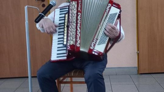 Muzyka, śmiech i wspólne plany - seniorzy z regionu bawili się w Janowie [GALERIA ZDJĘĆ]