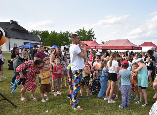 Radosny charytatywny Dzień Dziecka w Dorohusku. Zbierali pieniążki dla chorego Szymona [GALERIA ZDJĘĆ]