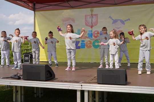 Radosny charytatywny Dzień Dziecka w Dorohusku. Zbierali pieniążki dla chorego Szymona [GALERIA ZDJĘĆ]