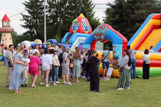 Radosny charytatywny Dzień Dziecka w Dorohusku. Zbierali pieniążki dla chorego Szymona [GALERIA ZDJĘĆ]