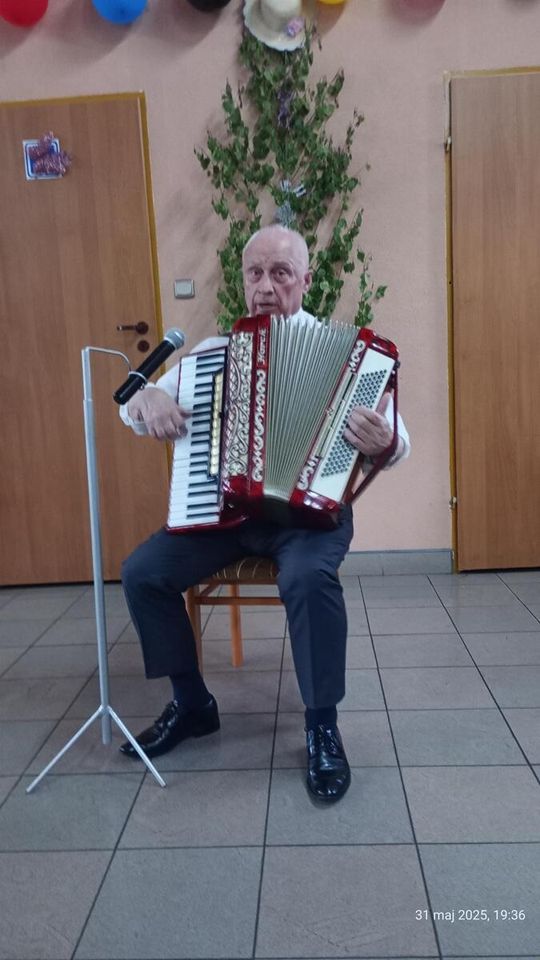 Muzyka, śmiech i wspólne plany - seniorzy z regionu bawili się w Janowie [GALERIA ZDJĘĆ]