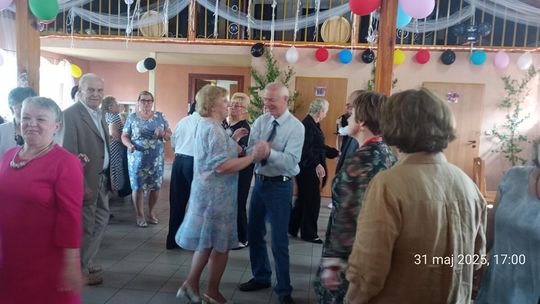 Muzyka, śmiech i wspólne plany - seniorzy z regionu bawili się w Janowie [GALERIA ZDJĘĆ]