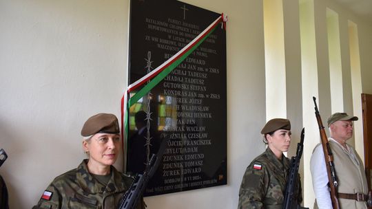 Gm. Gorzków. Odsłonięcie tablicy pamięci Sybiraków w Bobrowem [GALERIA ZDJĘĆ]