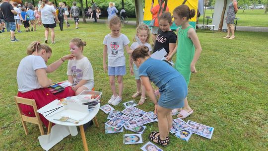 III Powiatowy Festiwal Piosenki Biesiadnej i Święto Rodzin Zastępczych w Nowinach [GALERIA ZDJĘĆ]