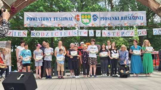 III Powiatowy Festiwal Piosenki Biesiadnej i Święto Rodzin Zastępczych w Nowinach [GALERIA ZDJĘĆ]