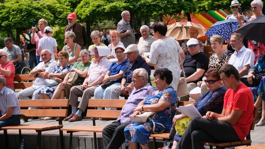 III Powiatowy Festiwal Piosenki Biesiadnej i Święto Rodzin Zastępczych w Nowinach [GALERIA ZDJĘĆ]