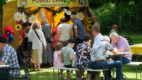 III Powiatowy Festiwal Piosenki Biesiadnej i Święto Rodzin Zastępczych w Nowinach [GALERIA ZDJĘĆ]