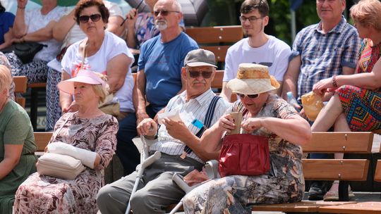 III Powiatowy Festiwal Piosenki Biesiadnej i Święto Rodzin Zastępczych w Nowinach [GALERIA ZDJĘĆ]