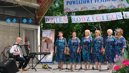 III Powiatowy Festiwal Piosenki Biesiadnej i Święto Rodzin Zastępczych w Nowinach [GALERIA ZDJĘĆ]