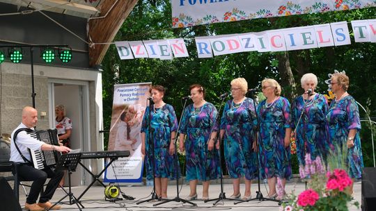 III Powiatowy Festiwal Piosenki Biesiadnej i Święto Rodzin Zastępczych w Nowinach [GALERIA ZDJĘĆ]