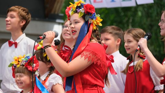 III Powiatowy Festiwal Piosenki Biesiadnej i Święto Rodzin Zastępczych w Nowinach [GALERIA ZDJĘĆ]