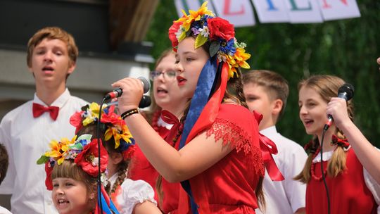 III Powiatowy Festiwal Piosenki Biesiadnej i Święto Rodzin Zastępczych w Nowinach [GALERIA ZDJĘĆ]