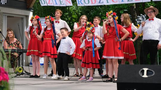 III Powiatowy Festiwal Piosenki Biesiadnej i Święto Rodzin Zastępczych w Nowinach [GALERIA ZDJĘĆ]