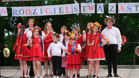 III Powiatowy Festiwal Piosenki Biesiadnej i Święto Rodzin Zastępczych w Nowinach [GALERIA ZDJĘĆ]