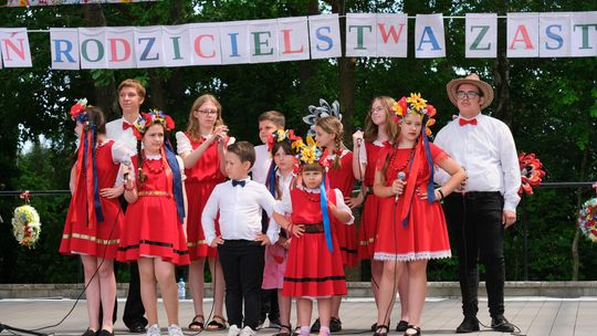 III Powiatowy Festiwal Piosenki Biesiadnej i Święto Rodzin Zastępczych w Nowinach [GALERIA ZDJĘĆ]