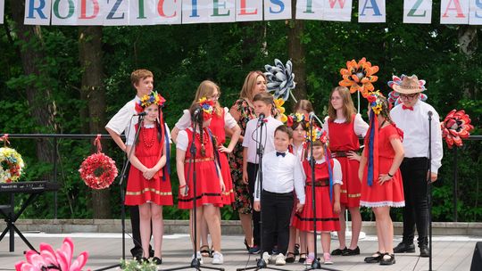 III Powiatowy Festiwal Piosenki Biesiadnej i Święto Rodzin Zastępczych w Nowinach [GALERIA ZDJĘĆ]