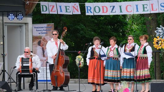 III Powiatowy Festiwal Piosenki Biesiadnej i Święto Rodzin Zastępczych w Nowinach [GALERIA ZDJĘĆ]