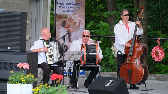 III Powiatowy Festiwal Piosenki Biesiadnej i Święto Rodzin Zastępczych w Nowinach [GALERIA ZDJĘĆ]