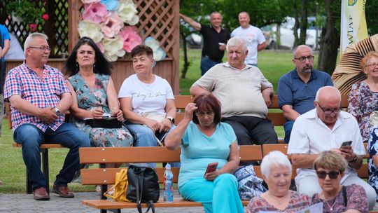 III Powiatowy Festiwal Piosenki Biesiadnej i Święto Rodzin Zastępczych w Nowinach [GALERIA ZDJĘĆ]