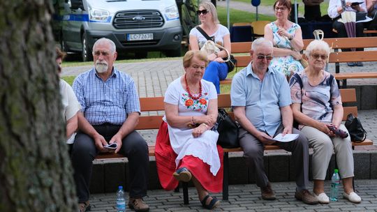 III Powiatowy Festiwal Piosenki Biesiadnej i Święto Rodzin Zastępczych w Nowinach [GALERIA ZDJĘĆ]