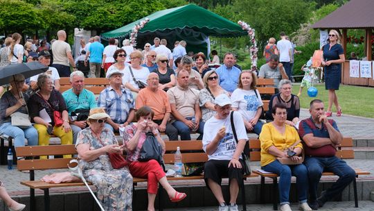 III Powiatowy Festiwal Piosenki Biesiadnej i Święto Rodzin Zastępczych w Nowinach [GALERIA ZDJĘĆ]